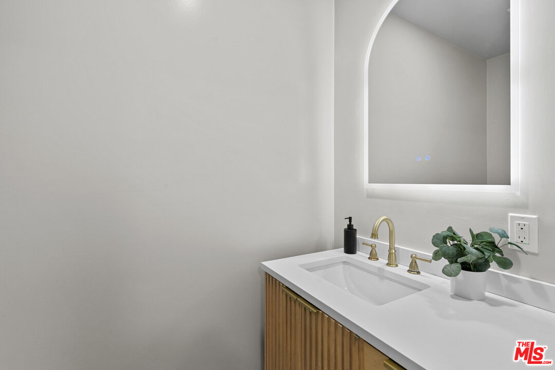 4210 N Sepulveda Blvd