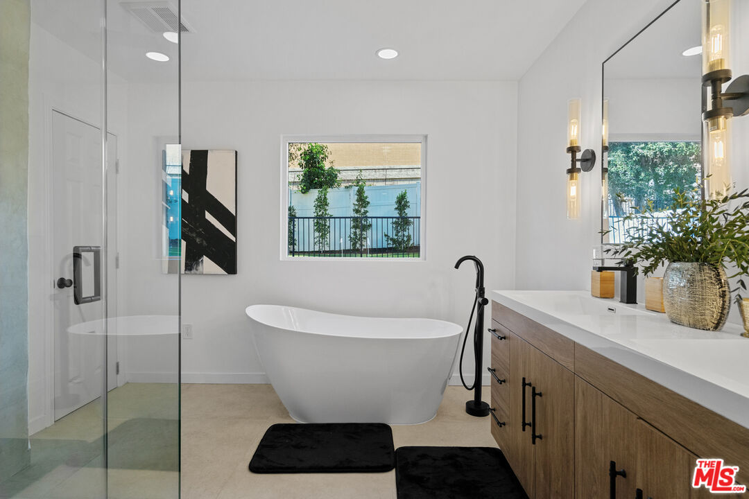 4210 N Sepulveda Blvd