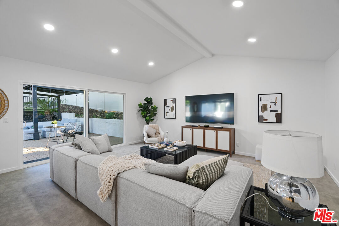 4210 N Sepulveda Blvd