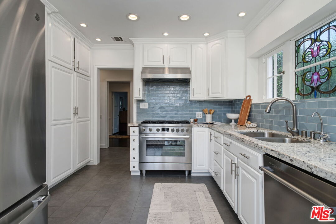 5009 Willowcrest Ave