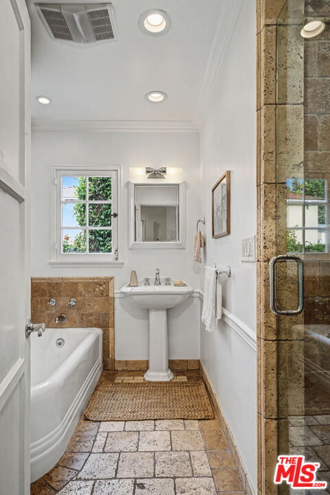 5009 Willowcrest Ave