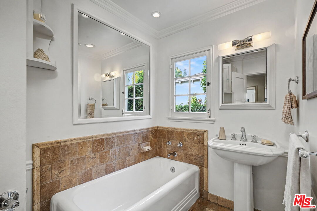 5009 Willowcrest Ave