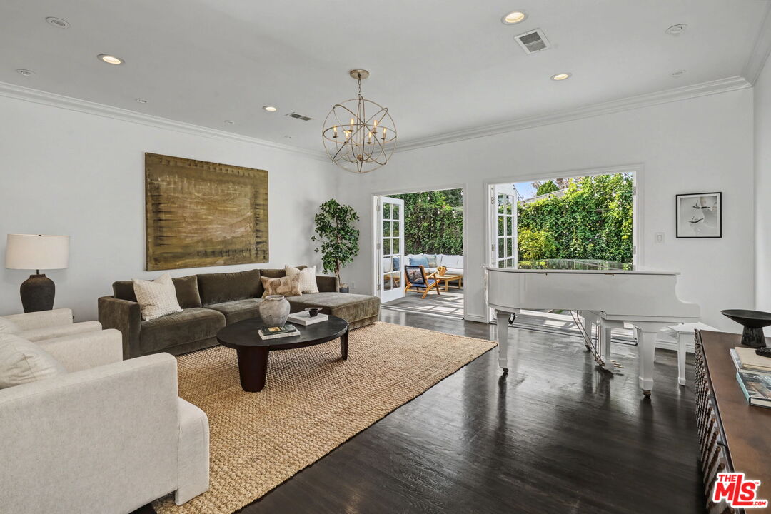 5009 Willowcrest Ave