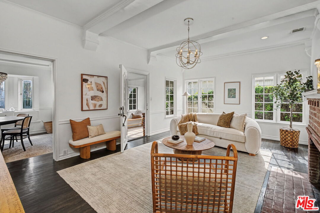 5009 Willowcrest Ave