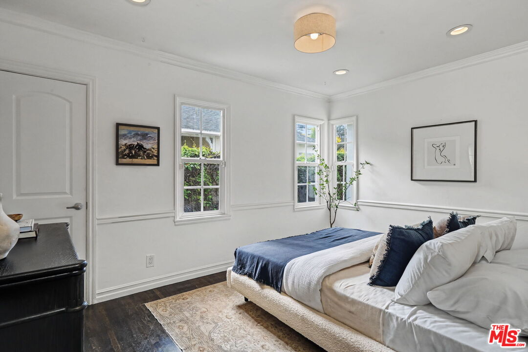 5009 Willowcrest Ave