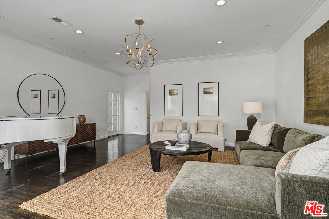 5009 Willowcrest Ave