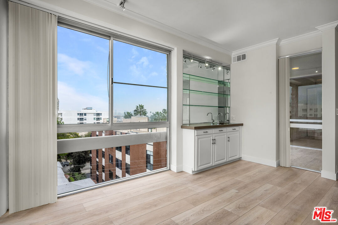 320 N Maple Dr Unit: PH-605