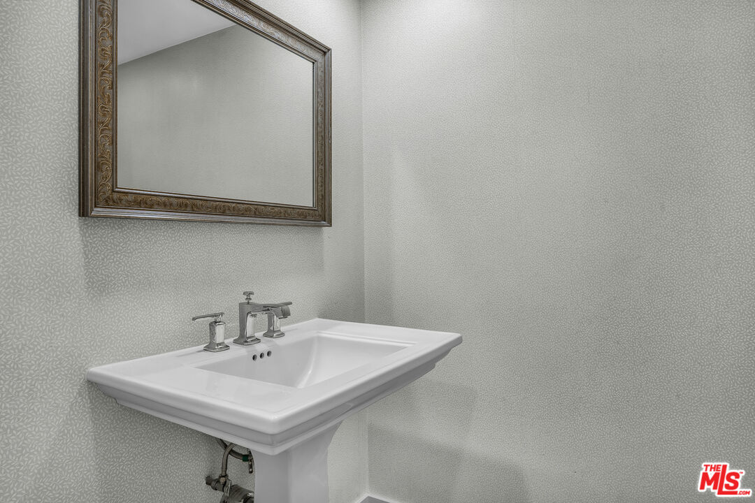 320 N Maple Dr Unit: PH-605