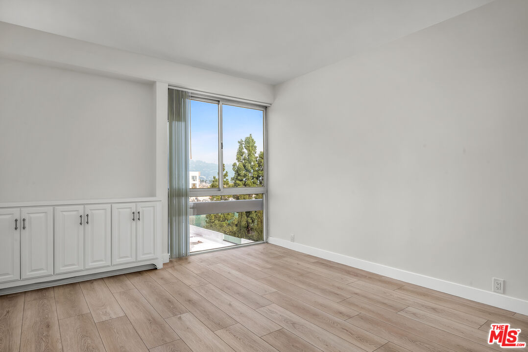 320 N Maple Dr Unit: PH-605