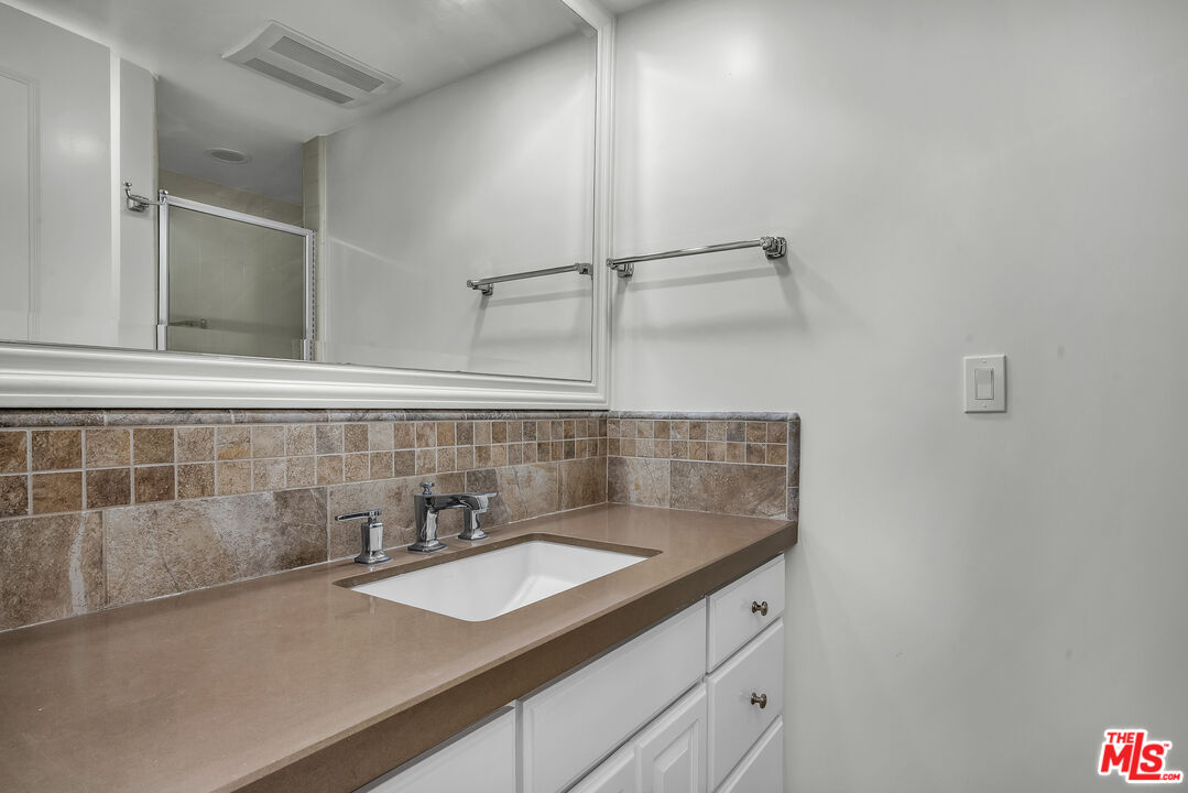 320 N Maple Dr Unit: PH-605