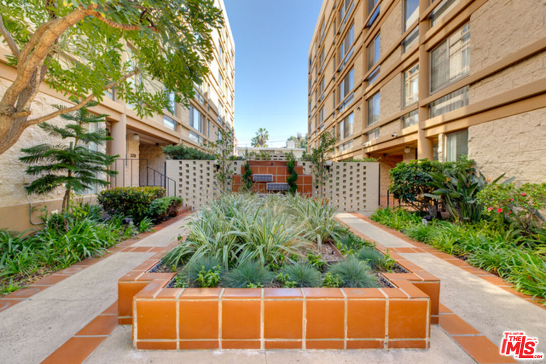 320 N Maple Dr Unit: PH-605