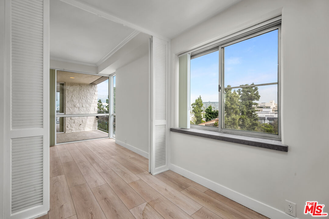 320 N Maple Dr Unit: PH-605