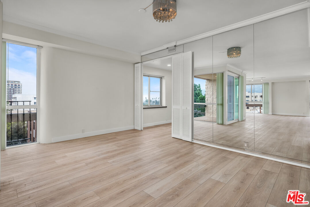 320 N Maple Dr Unit: PH-605