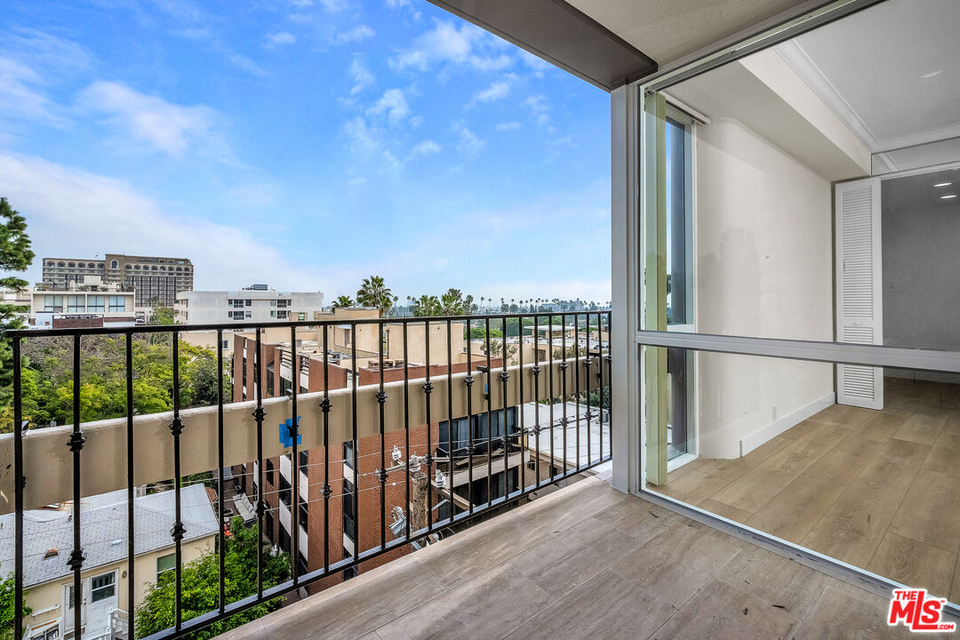 320 N Maple Dr Unit: PH-605