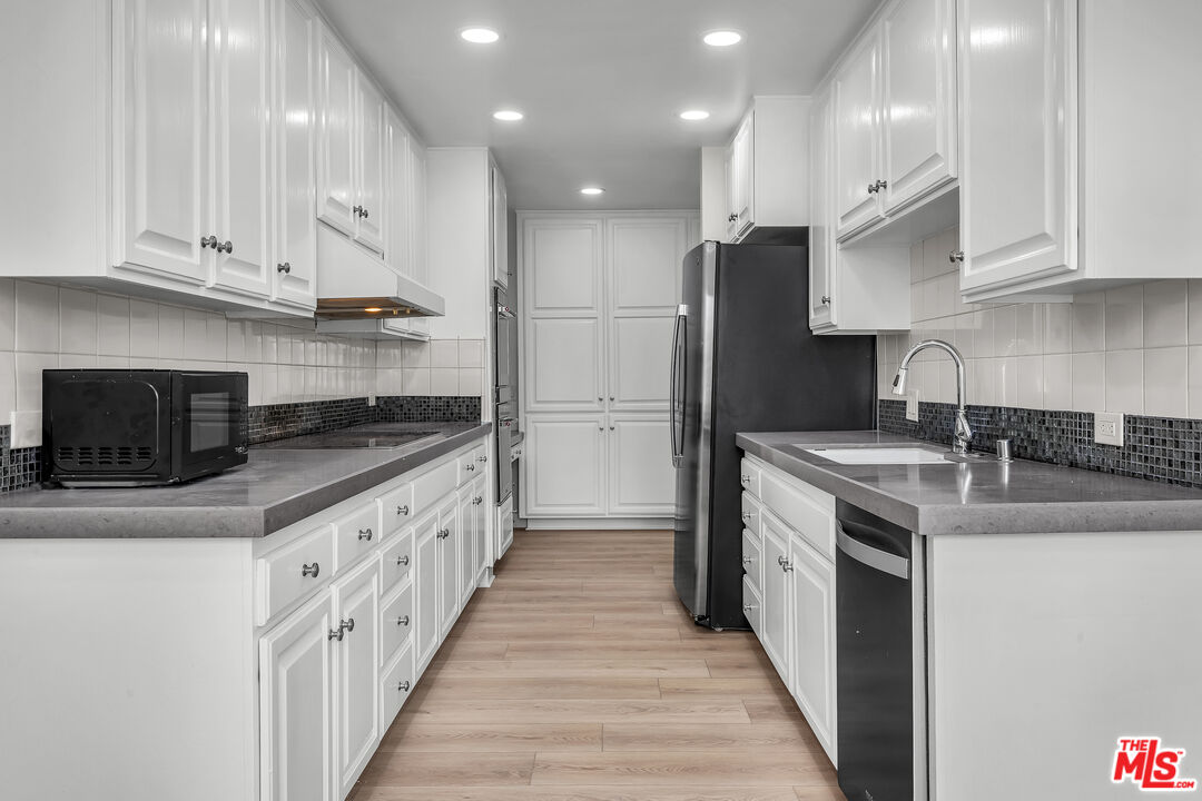 320 N Maple Dr Unit: PH-605