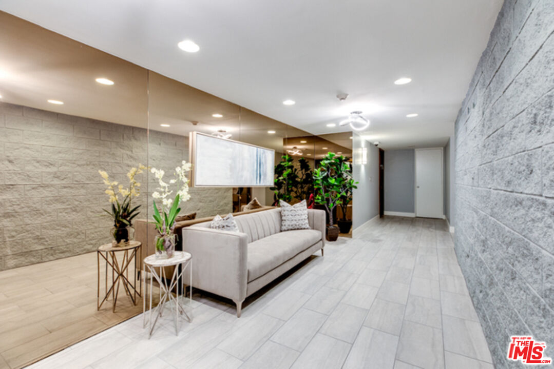 320 N Maple Dr Unit: PH-605