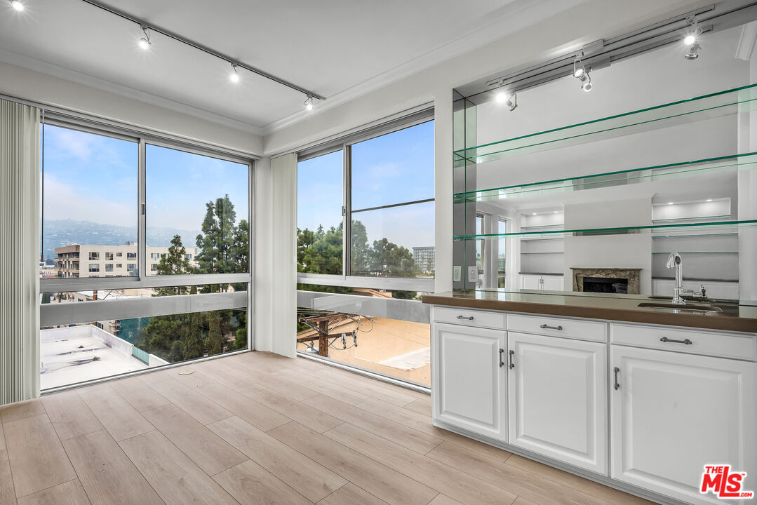 320 N Maple Dr Unit: PH-605