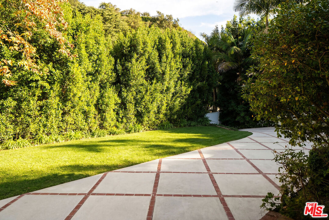 2533 Benedict Canyon Dr