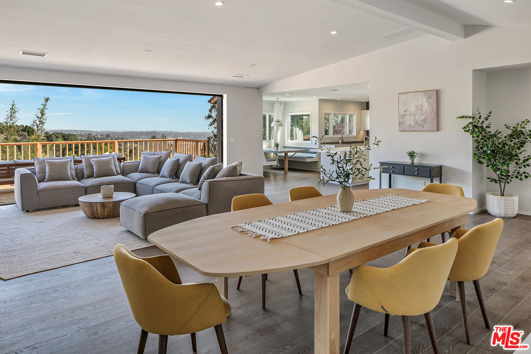 2612 Carman Crest Dr