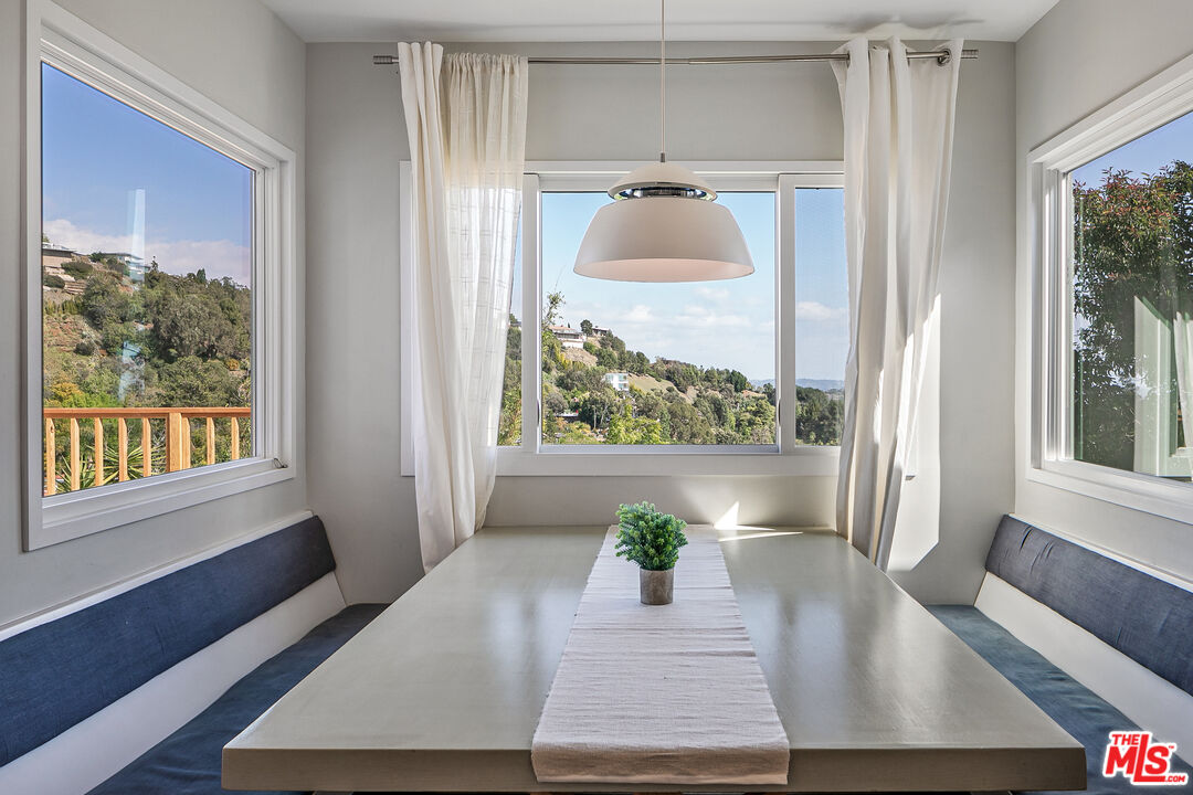 2612 Carman Crest Dr