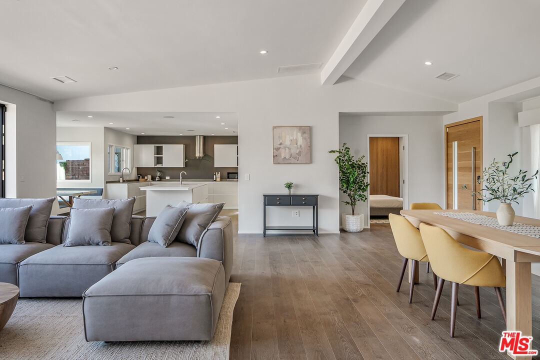 2612 Carman Crest Dr