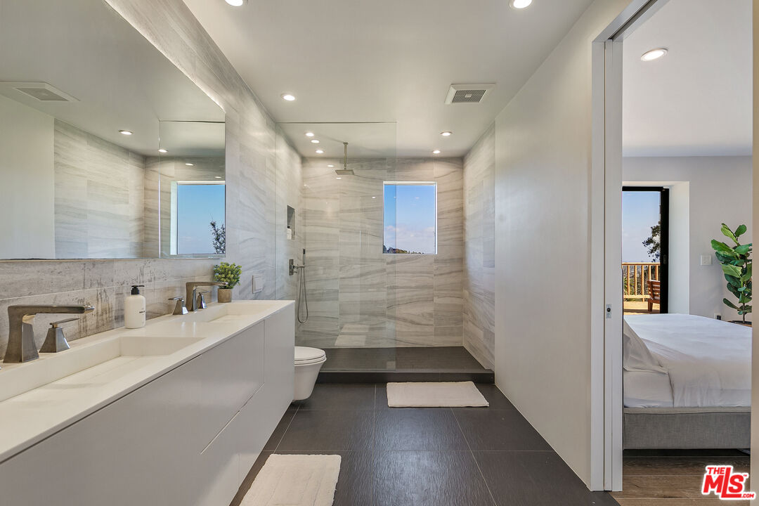 2612 Carman Crest Dr