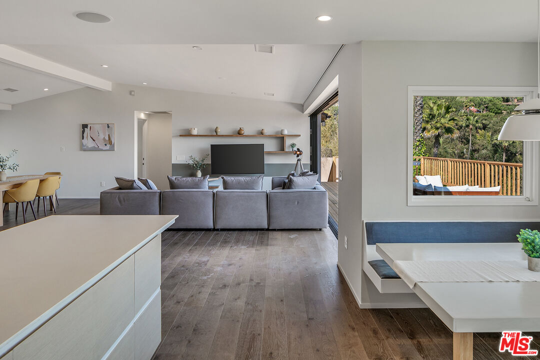 2612 Carman Crest Dr