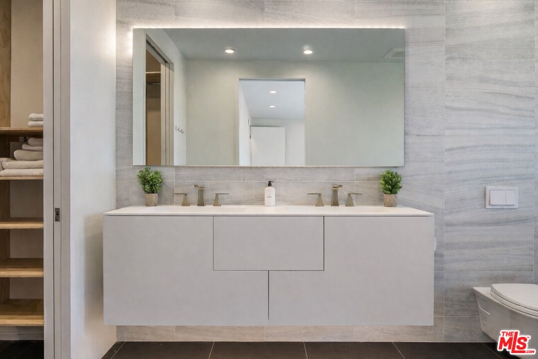 2612 Carman Crest Dr