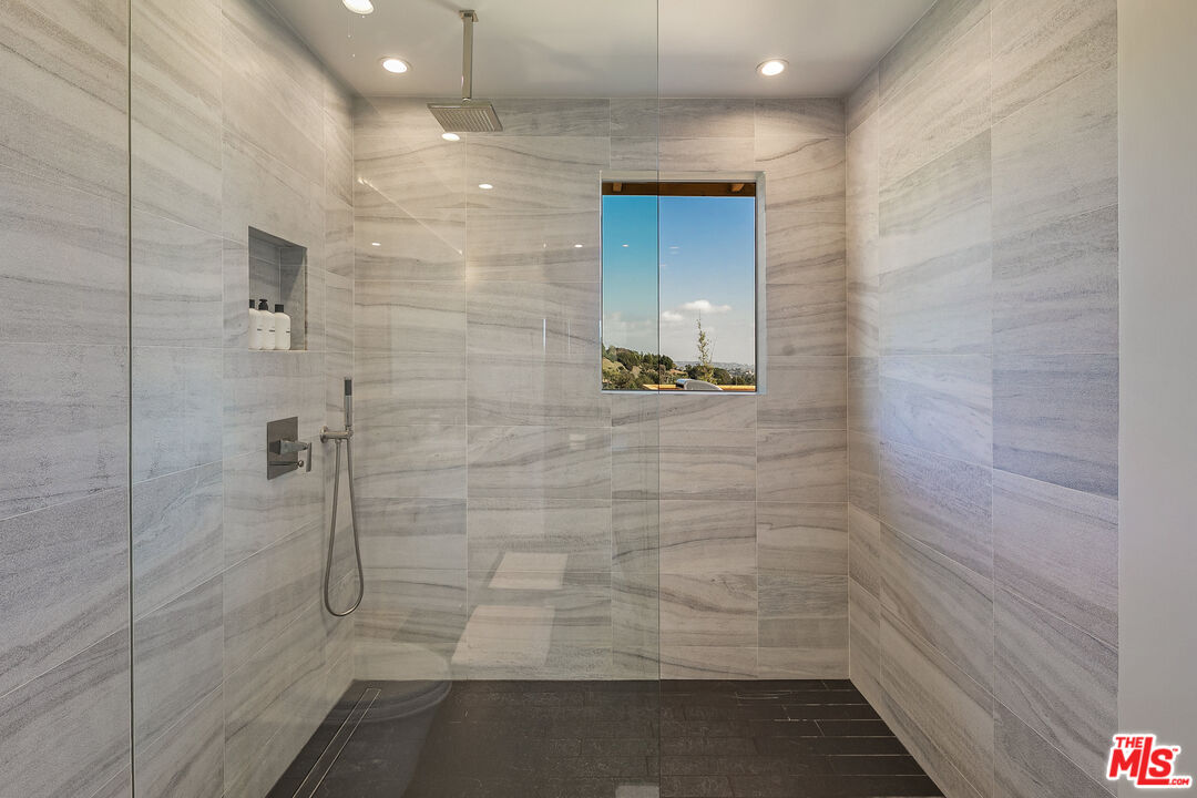 2612 Carman Crest Dr