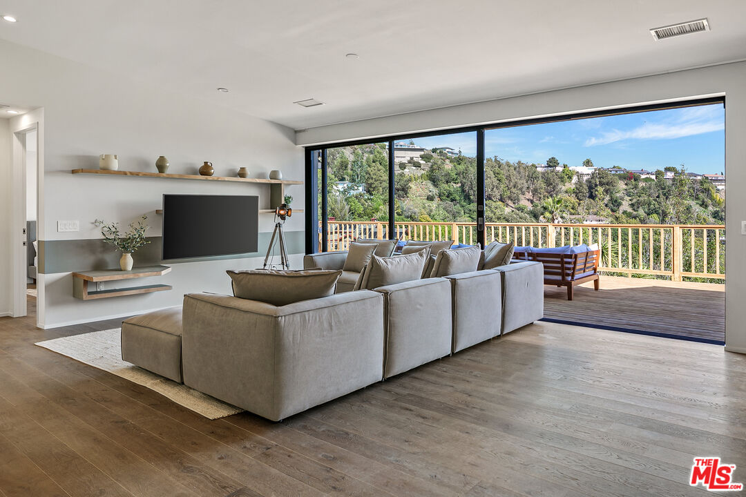 2612 Carman Crest Dr