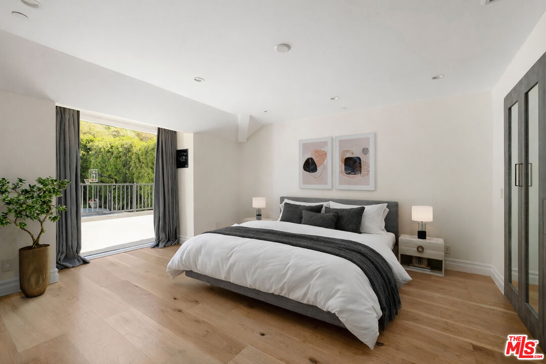 1214 Coldwater Canyon Dr