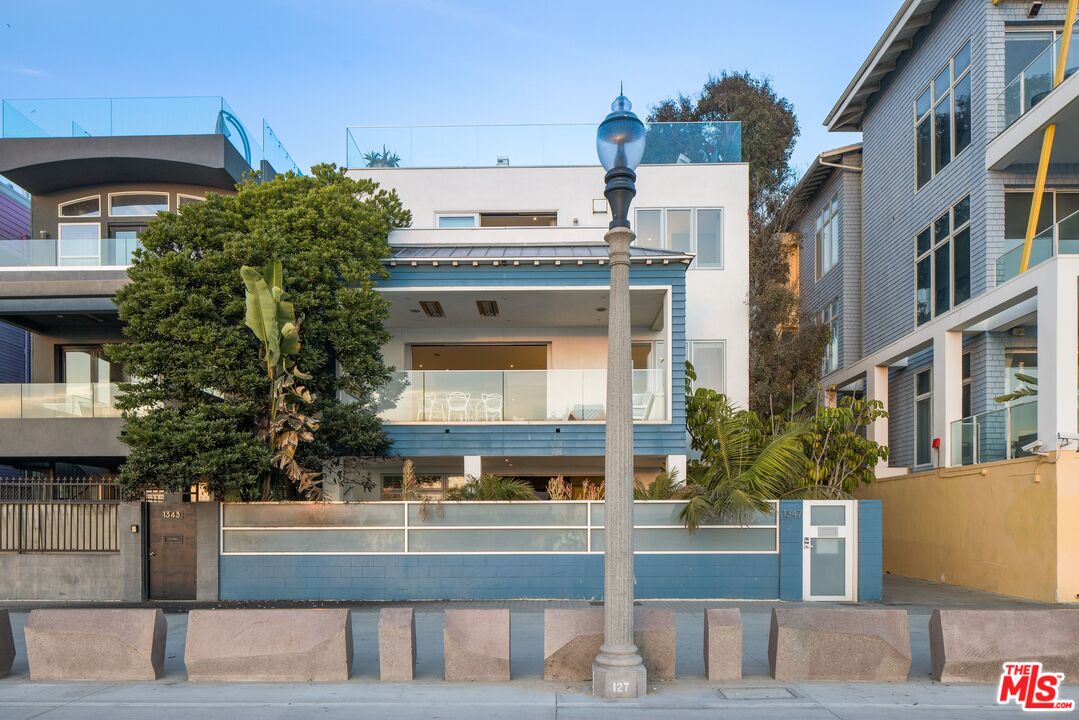 1347 Palisades Beach Rd