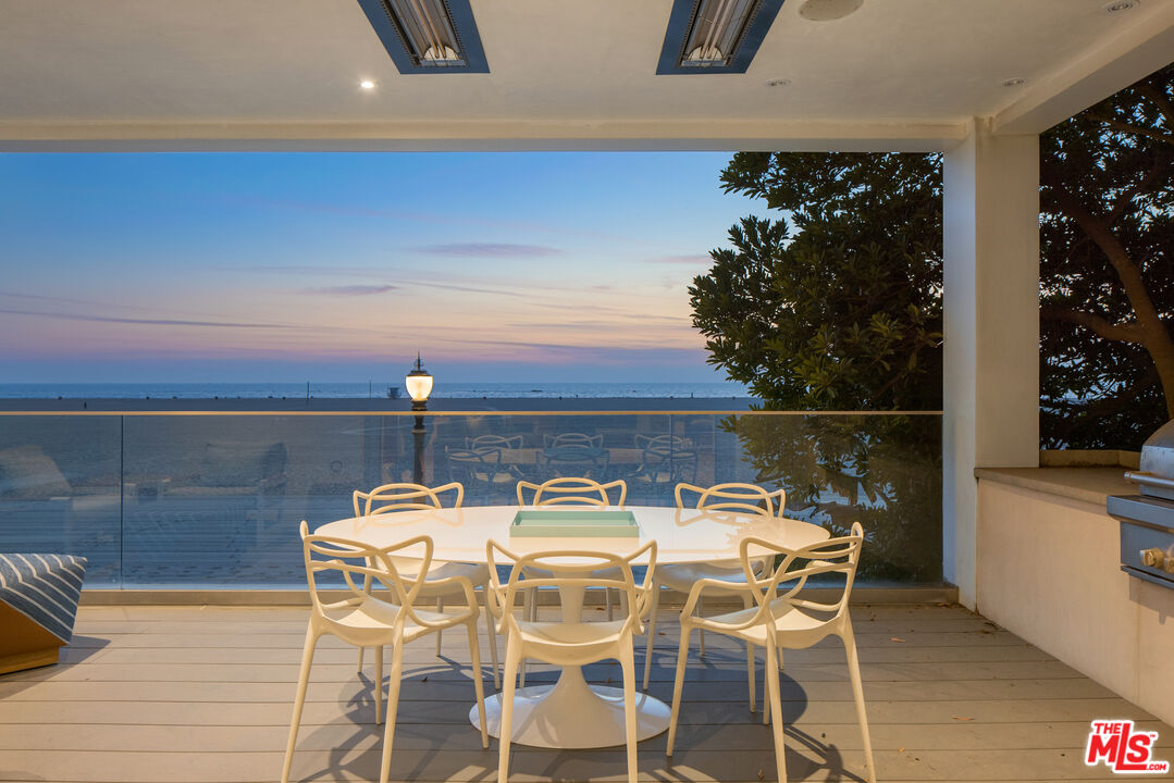 1347 Palisades Beach Rd