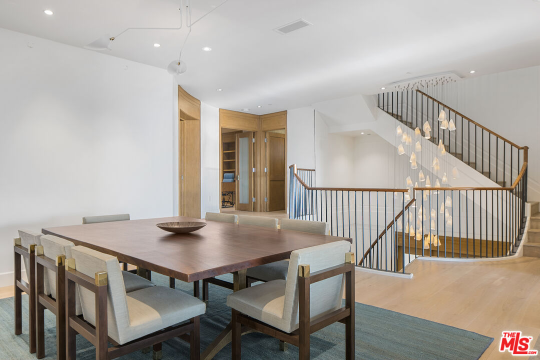 1347 Palisades Beach Rd