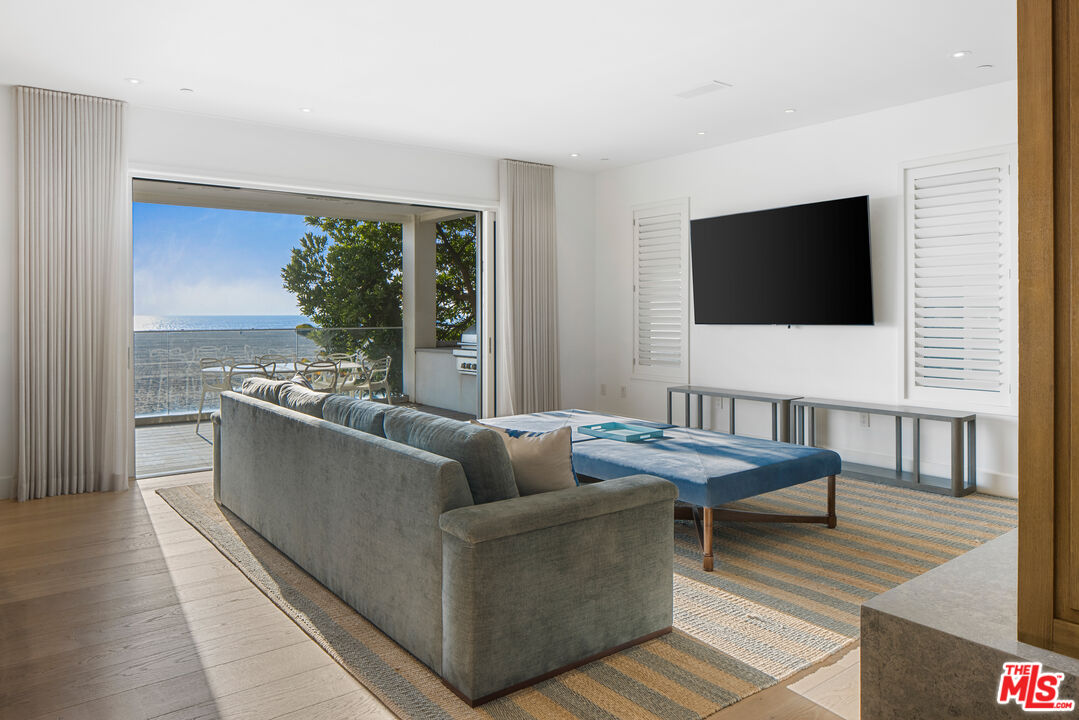 1347 Palisades Beach Rd