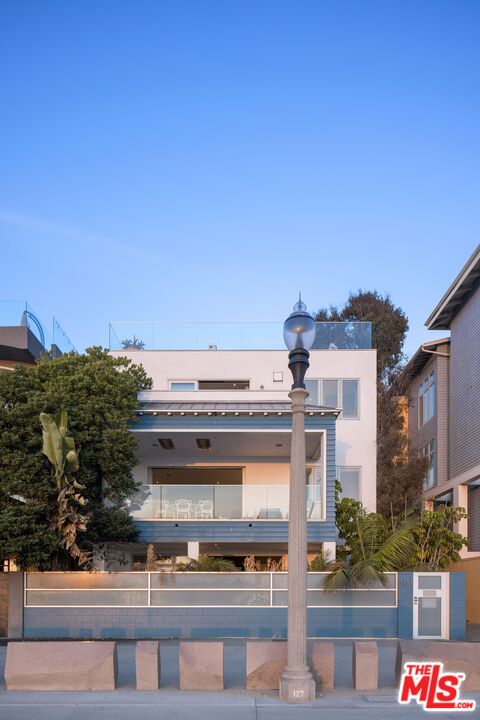 1347 Palisades Beach Rd