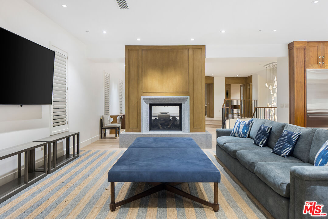 1347 Palisades Beach Rd