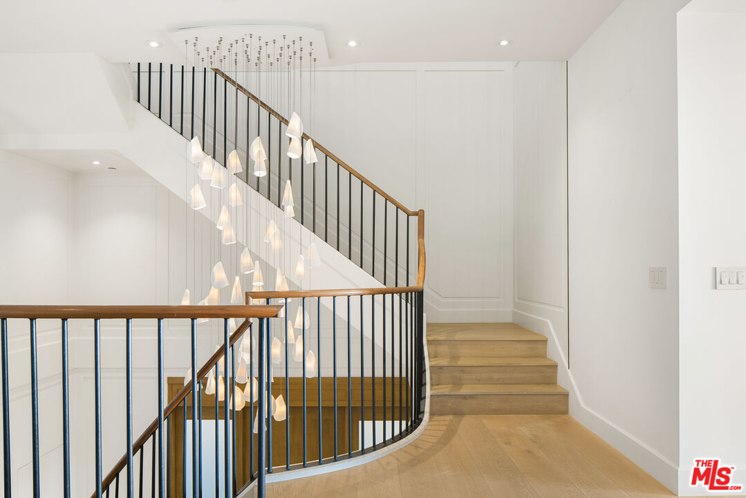 1347 Palisades Beach Rd