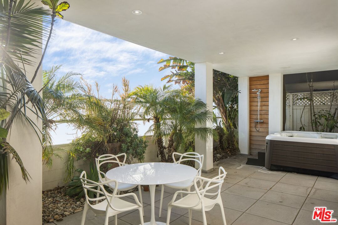 1347 Palisades Beach Rd