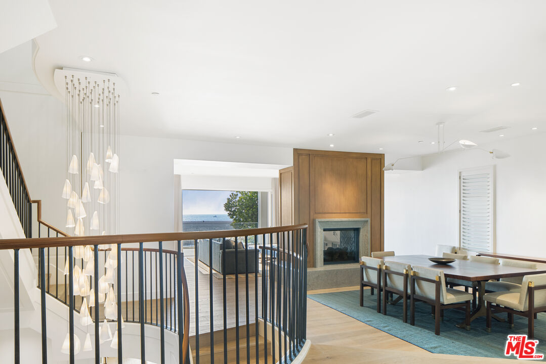 1347 Palisades Beach Rd