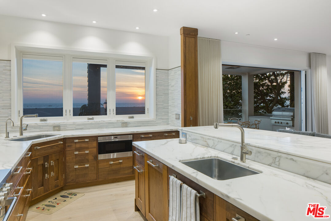 1347 Palisades Beach Rd