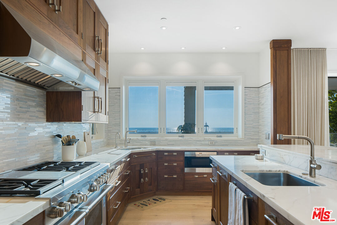 1347 Palisades Beach Rd