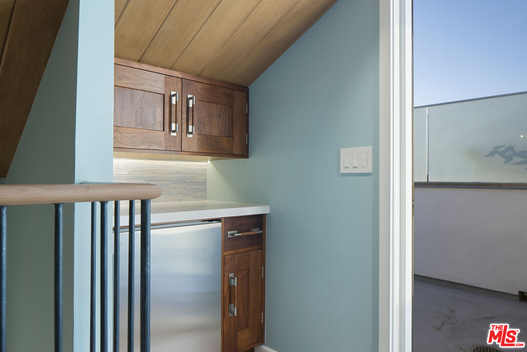 1347 Palisades Beach Rd