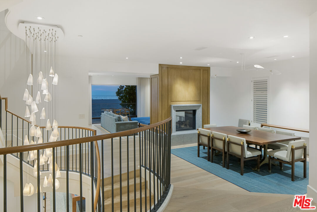 1347 Palisades Beach Rd