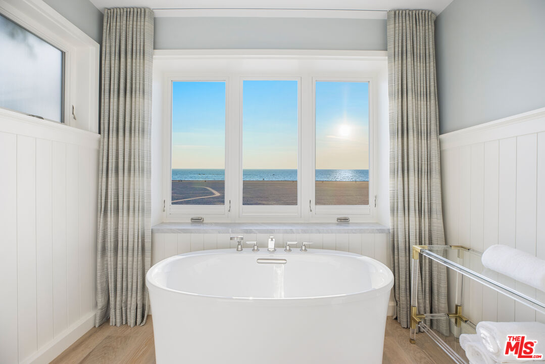 1347 Palisades Beach Rd