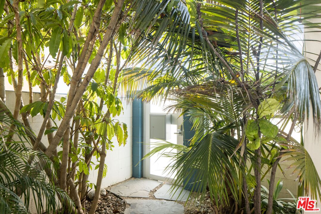 1347 Palisades Beach Rd