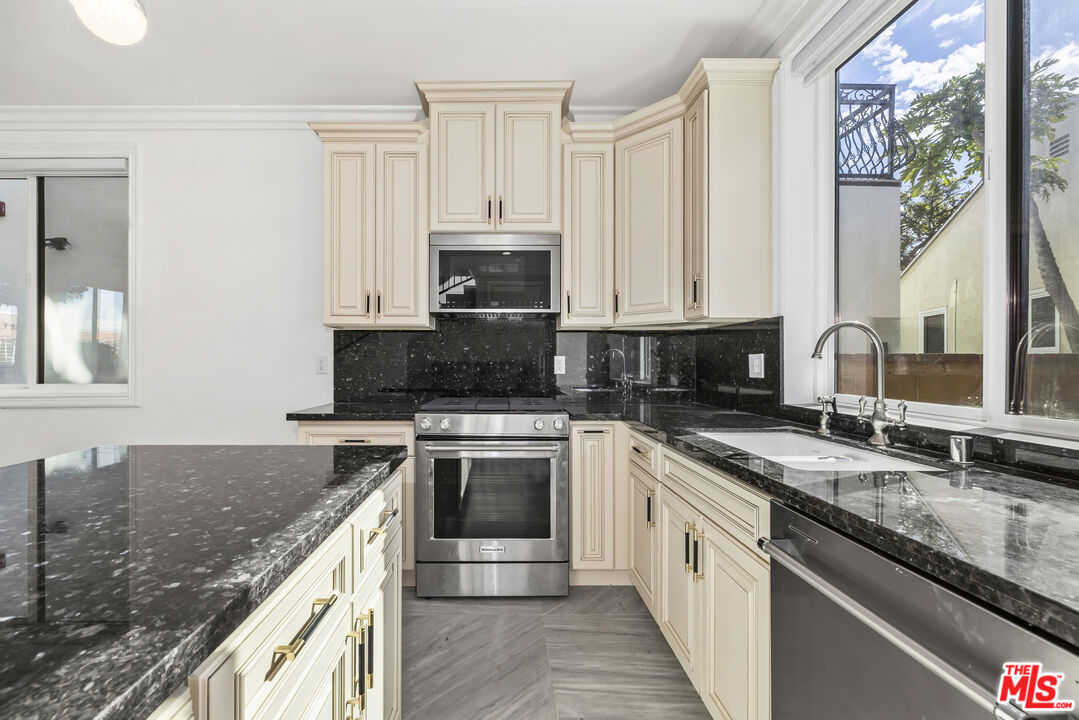 2017 S Centinela Ave Unit: B