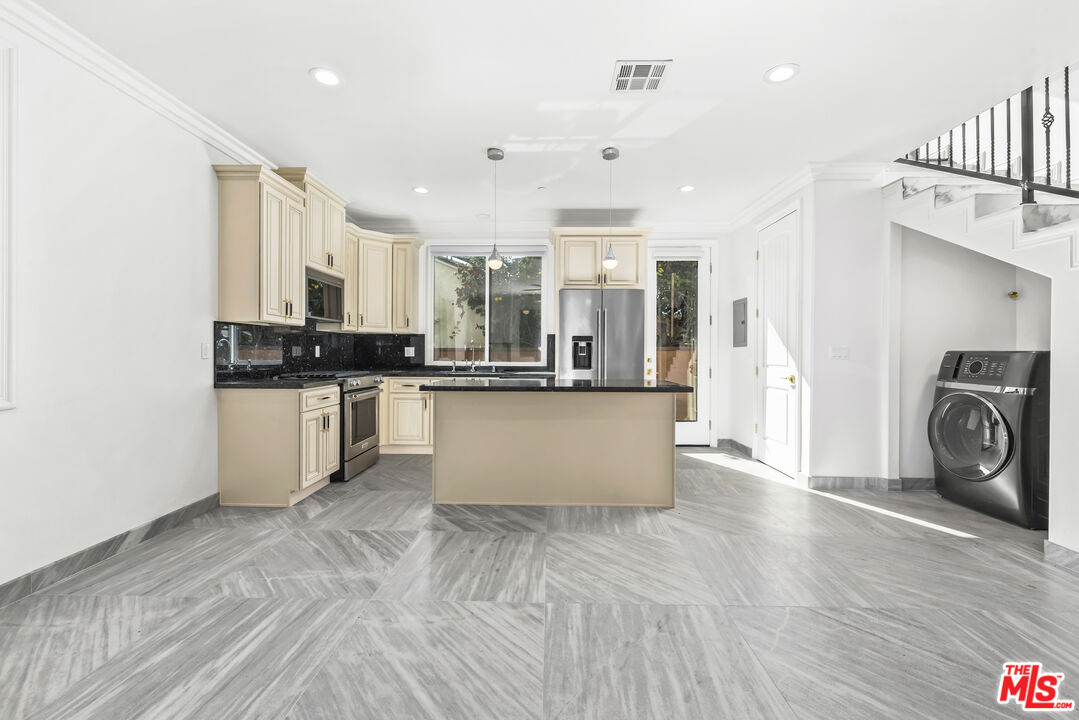 2017 S Centinela Ave Unit: B