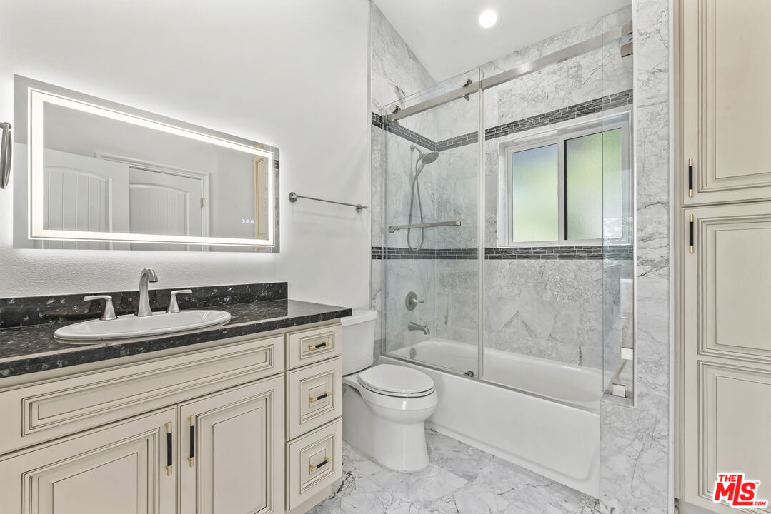 2017 S Centinela Ave Unit: B