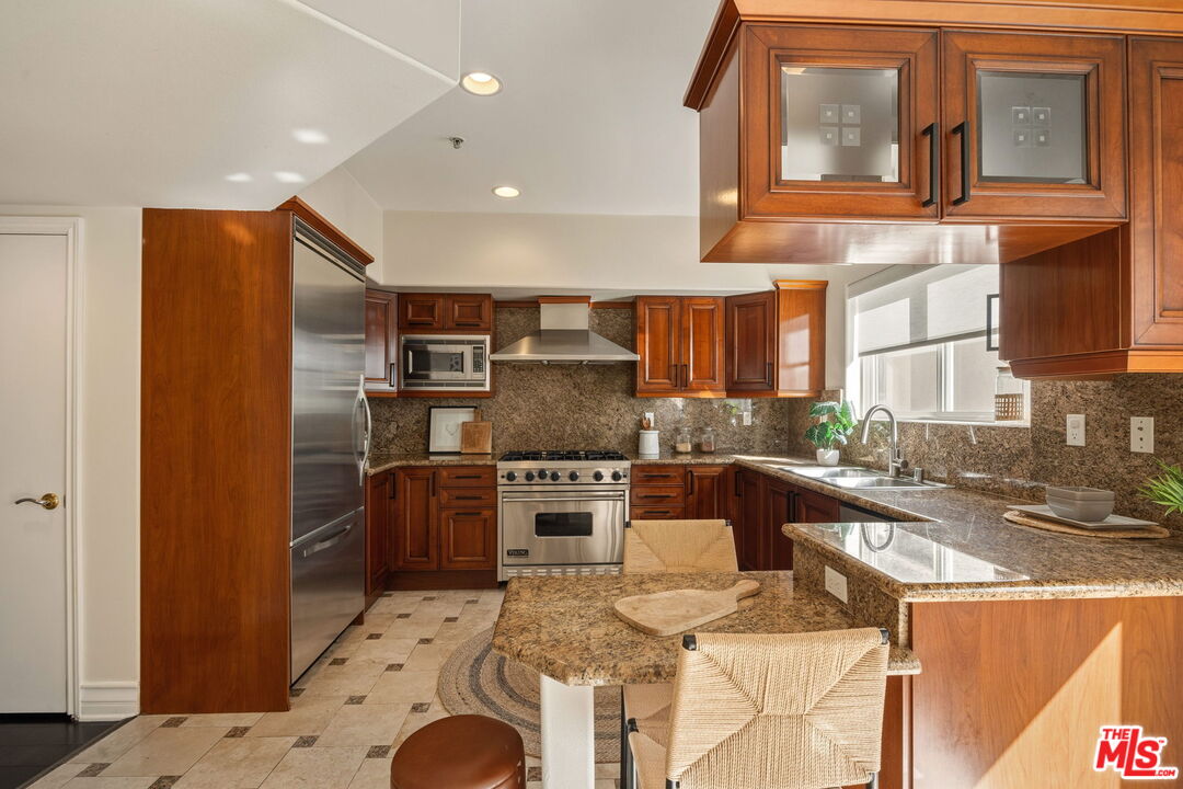 1717 S Barrington Ave Unit: 103